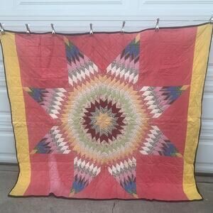 ANTIQUE 1930s/1940s LARGE TEXAS STAR QUILT W/ MULTI FLORAL PATCHWORK